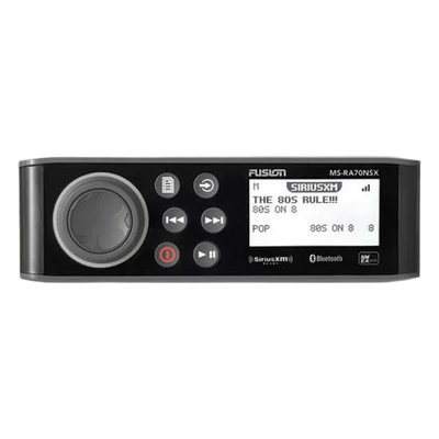 Sistema de Audio Marino MS-RA70 / Pantalla LCD Monocroma 2.6″ / Tecnología Multi-Zone™️ 2 Zonas / Potencia Pico 200 W / Bluetooth® y ANT® / Compatible con SiriusXM y DAB+ / IPX7 / USB para Actualizaciones